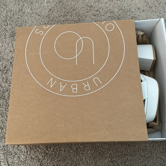 Pretty little white shoes - Picture 2 of 3